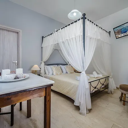 Stavros Aparthotel 3*